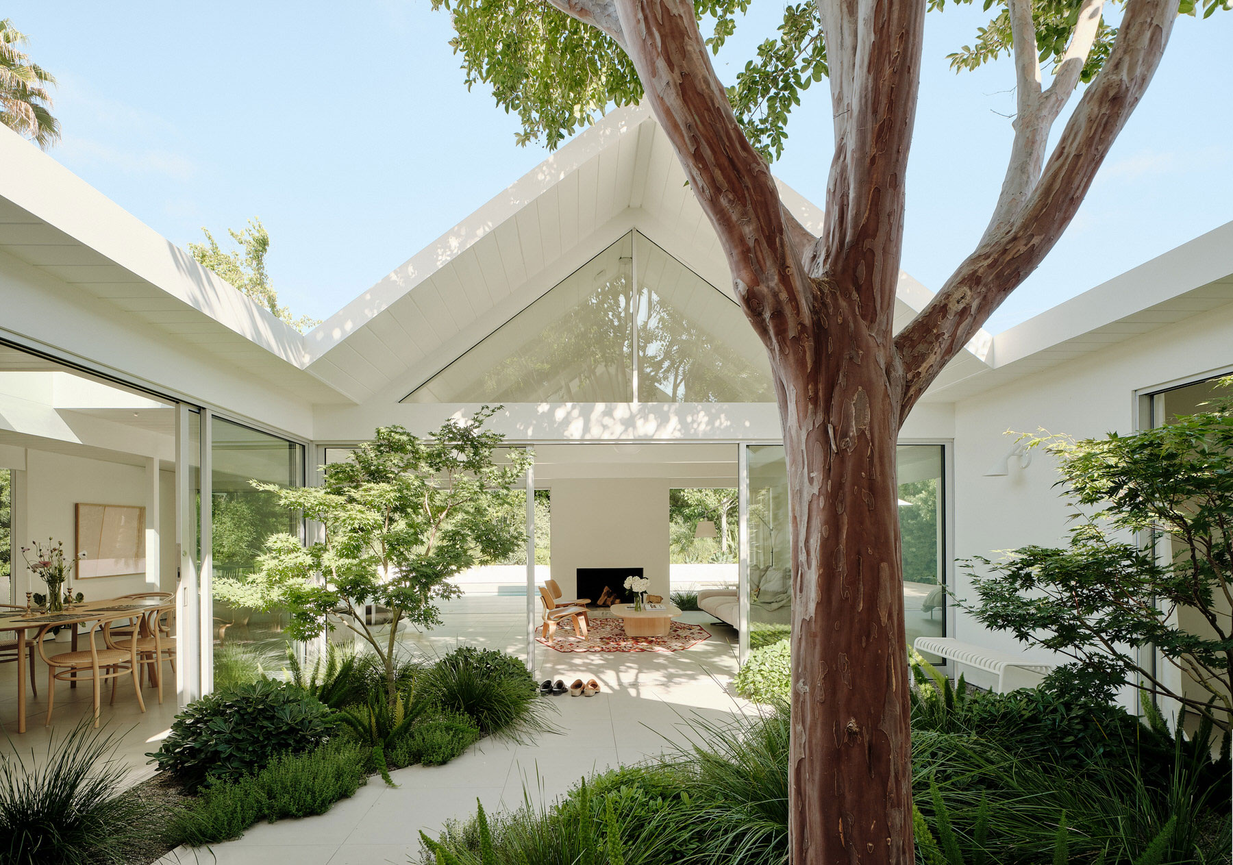 Twin-Gable-House-Sunnyvale-California-Mid-Centirury-Modern-House-Ryan-Leidner-Architecture-Photo-Joe-Fletcher-Yellowtrace-06 Twin-Gable-House-Sunnyvale-California-Mid-Centirury-Modern-House-Ryan-Leidner-Architecture-Photo-Joe-Fletcher-Yellowtrace-06